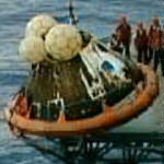 Abb. 27-2 Bergung der Astronauten aus der gewasserten APOLLO-Kapsel